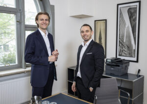 Rechtsanwalt Jonas Schall und Rechtsanwalt Stefan Rothbächer die beide auf Erbrecht spezialisiert sind.